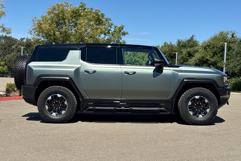 GMC HUMMER EV SUV Vehicle Full-screen Gallery Image 03