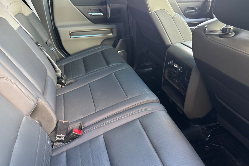 GMC HUMMER EV SUV Vehicle Full-screen Gallery Image 18