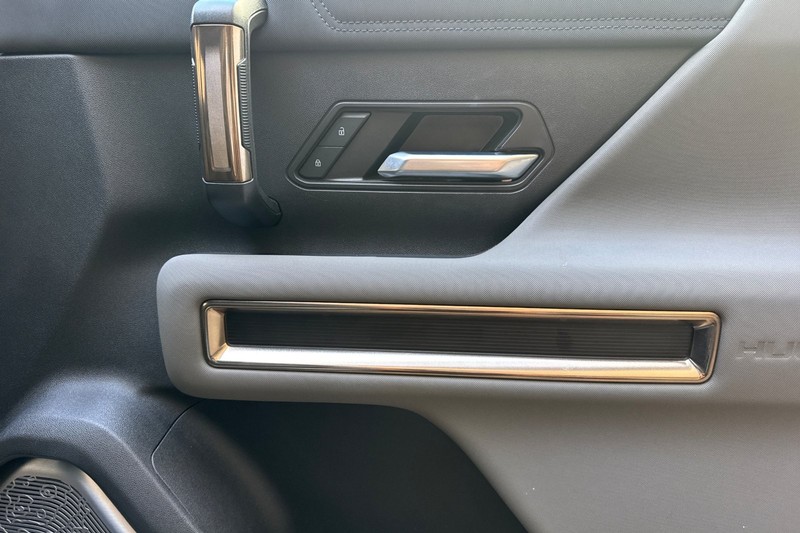 GMC HUMMER EV SUV Vehicle Full-screen Gallery Image 21
