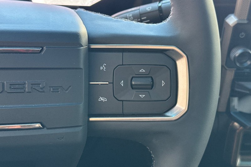 GMC HUMMER EV SUV Vehicle Full-screen Gallery Image 38