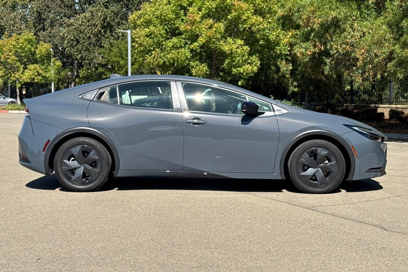 Toyota Prius Vehicle Full-screen Gallery Image 03