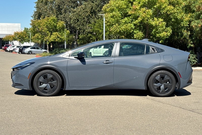 Toyota Prius Vehicle Full-screen Gallery Image 07