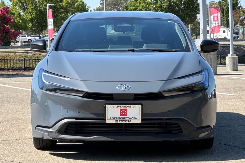 Toyota Prius Vehicle Full-screen Gallery Image 09
