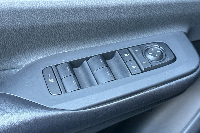 Toyota Prius Vehicle Full-screen Gallery Image 12