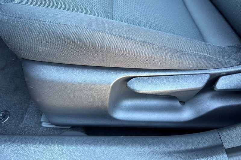 Toyota Prius Vehicle Full-screen Gallery Image 13