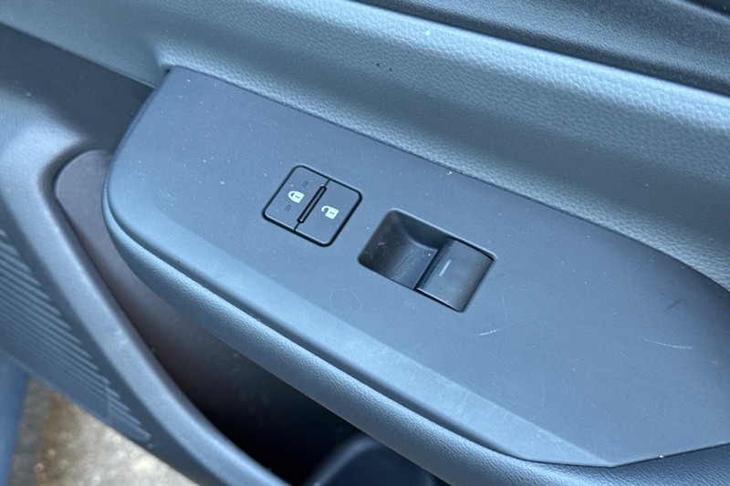 Toyota Prius Vehicle Full-screen Gallery Image 21