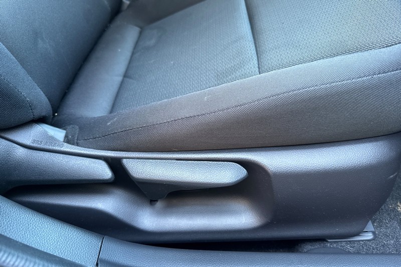 Toyota Prius Vehicle Full-screen Gallery Image 22