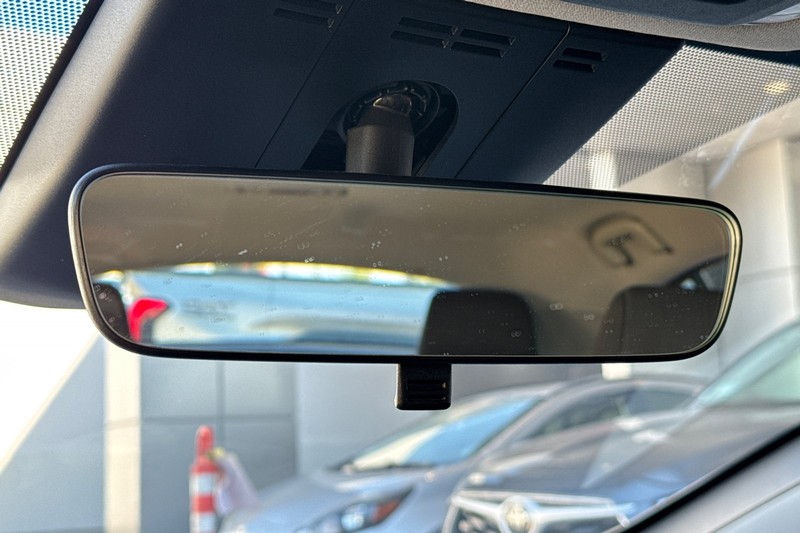 Toyota Prius Vehicle Full-screen Gallery Image 24