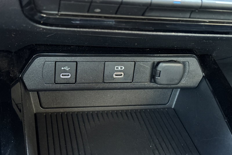 Toyota Prius Vehicle Full-screen Gallery Image 30
