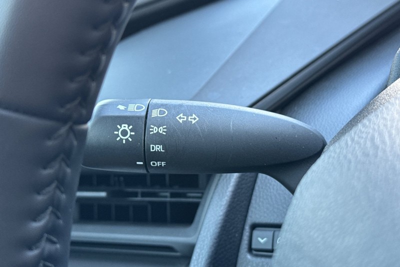 Toyota Prius Vehicle Full-screen Gallery Image 37