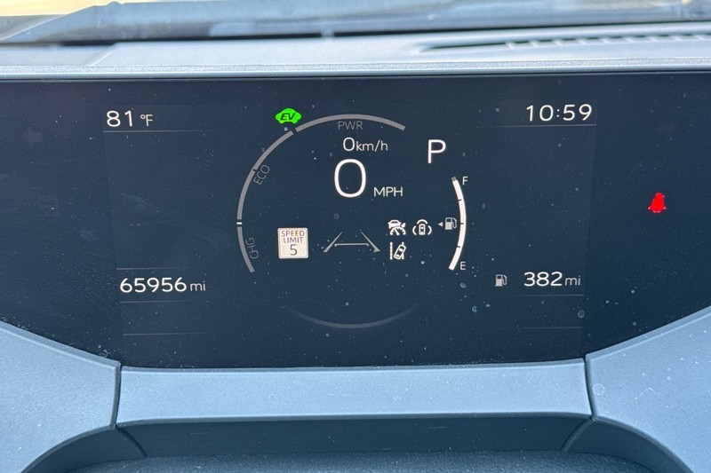 Toyota Prius Vehicle Full-screen Gallery Image 40