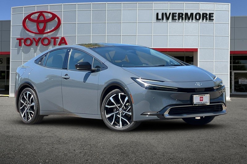 Toyota Prius Prime Vehicle Full-screen Gallery Image 02