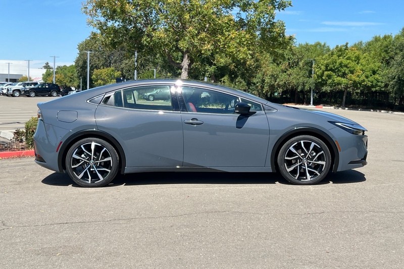 Toyota Prius Prime Vehicle Full-screen Gallery Image 03