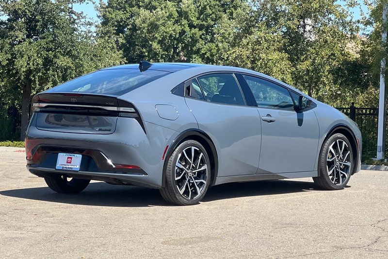 Toyota Prius Prime Vehicle Full-screen Gallery Image 04