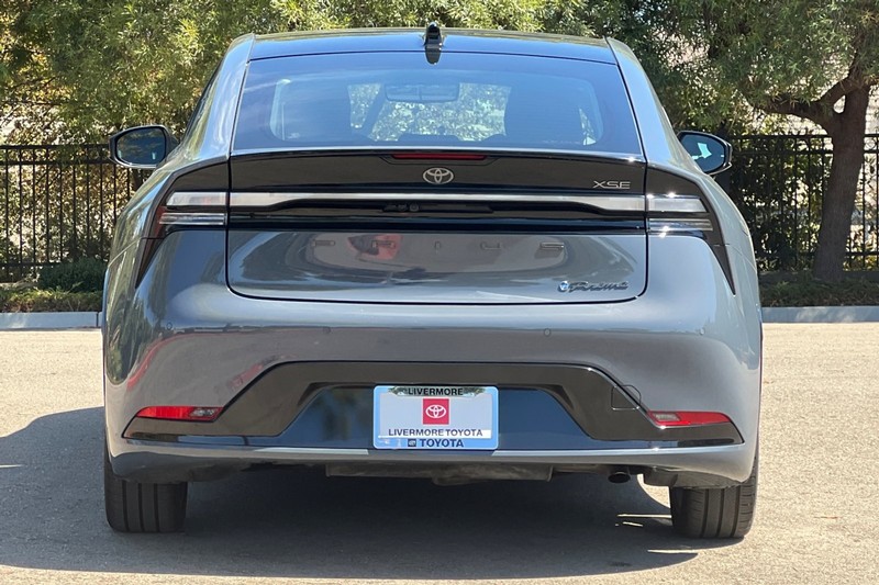 Toyota Prius Prime Vehicle Full-screen Gallery Image 05