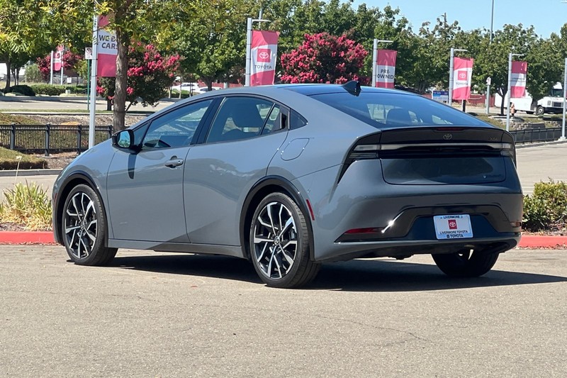 Toyota Prius Prime Vehicle Full-screen Gallery Image 06