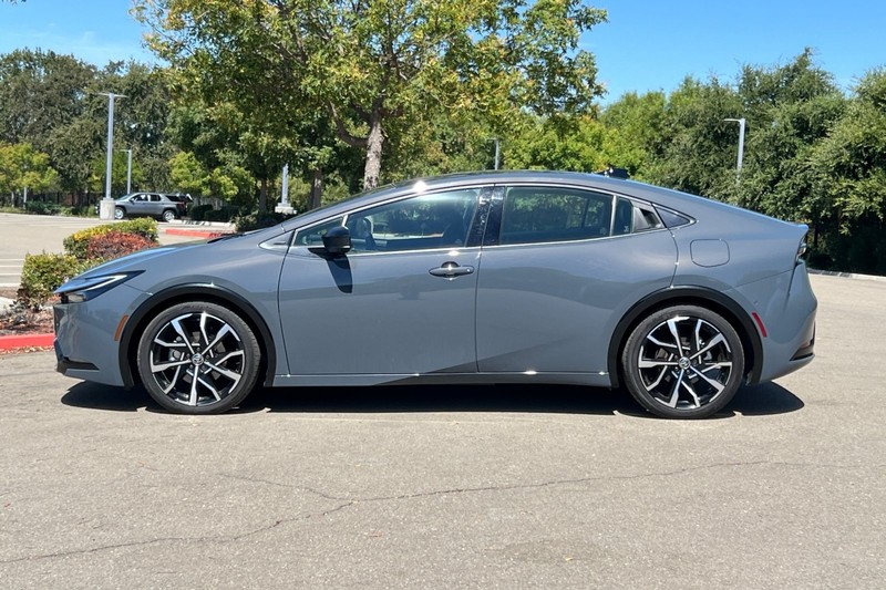 Toyota Prius Prime Vehicle Full-screen Gallery Image 07