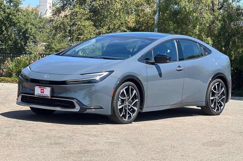 Toyota Prius Prime Vehicle Full-screen Gallery Image 08