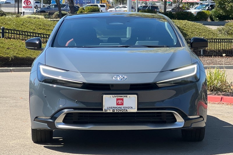 Toyota Prius Prime Vehicle Full-screen Gallery Image 09