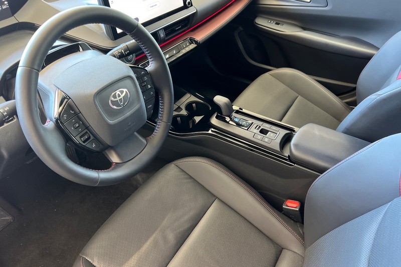 Toyota Prius Prime Vehicle Full-screen Gallery Image 10