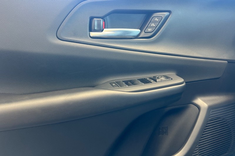 Toyota Prius Prime Vehicle Full-screen Gallery Image 11