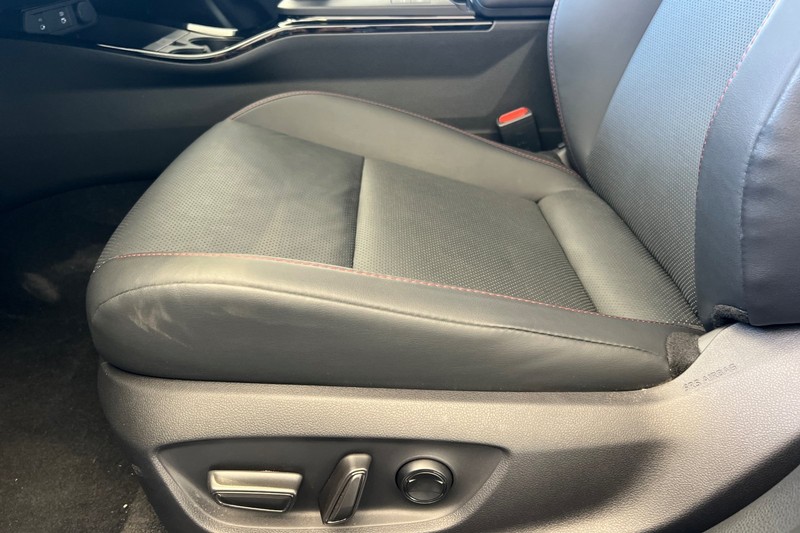 Toyota Prius Prime Vehicle Full-screen Gallery Image 13