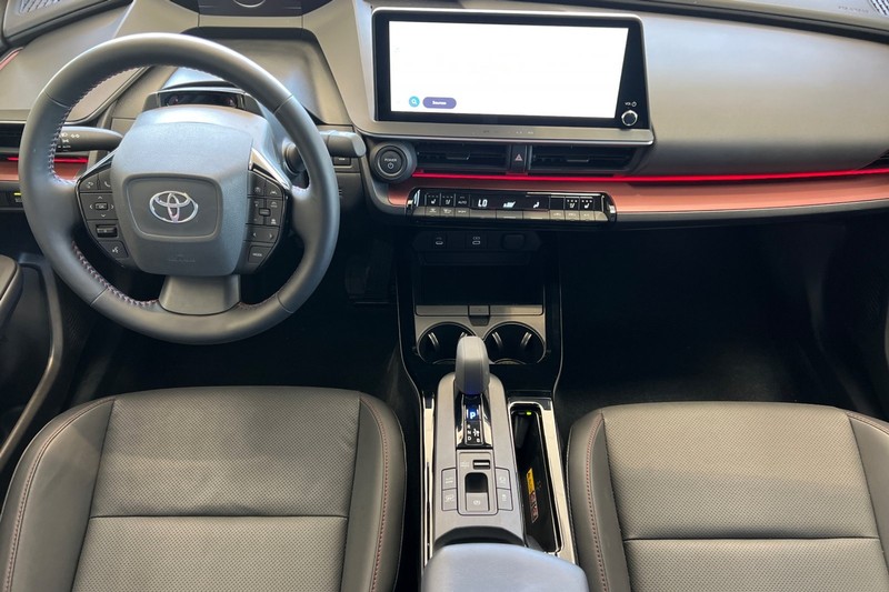 Toyota Prius Prime Vehicle Full-screen Gallery Image 15