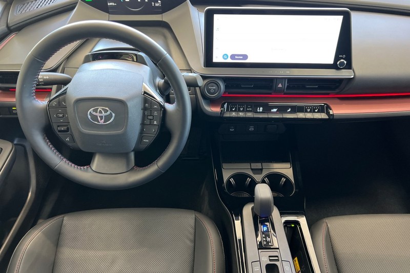 Toyota Prius Prime Vehicle Full-screen Gallery Image 16
