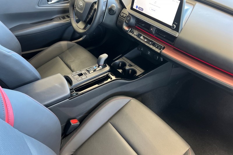 Toyota Prius Prime Vehicle Full-screen Gallery Image 18