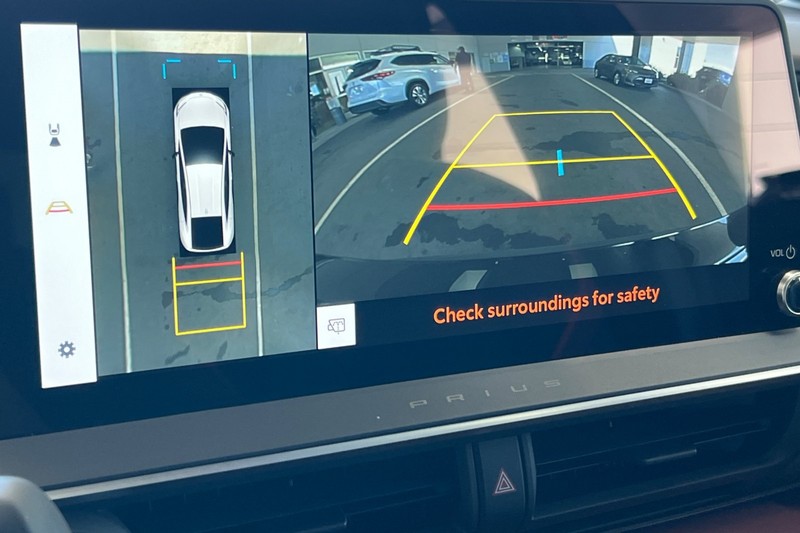 Toyota Prius Prime Vehicle Full-screen Gallery Image 26