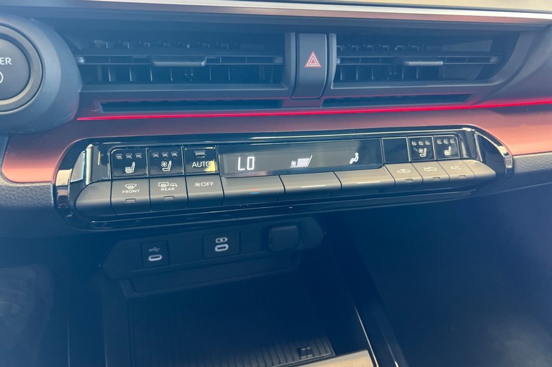 Toyota Prius Prime Vehicle Full-screen Gallery Image 27