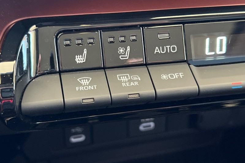 Toyota Prius Prime Vehicle Full-screen Gallery Image 28