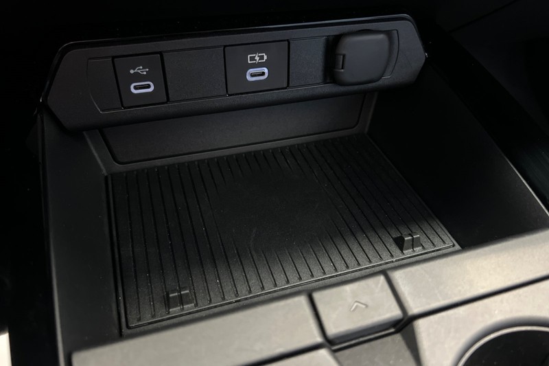 Toyota Prius Prime Vehicle Full-screen Gallery Image 30