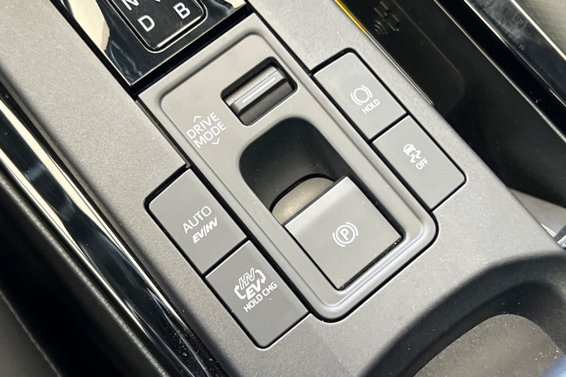 Toyota Prius Prime Vehicle Full-screen Gallery Image 31