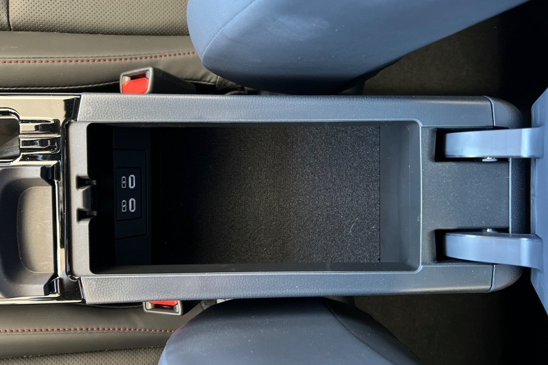 Toyota Prius Prime Vehicle Full-screen Gallery Image 32