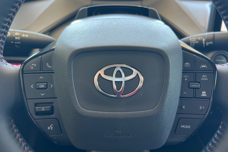 Toyota Prius Prime Vehicle Full-screen Gallery Image 35