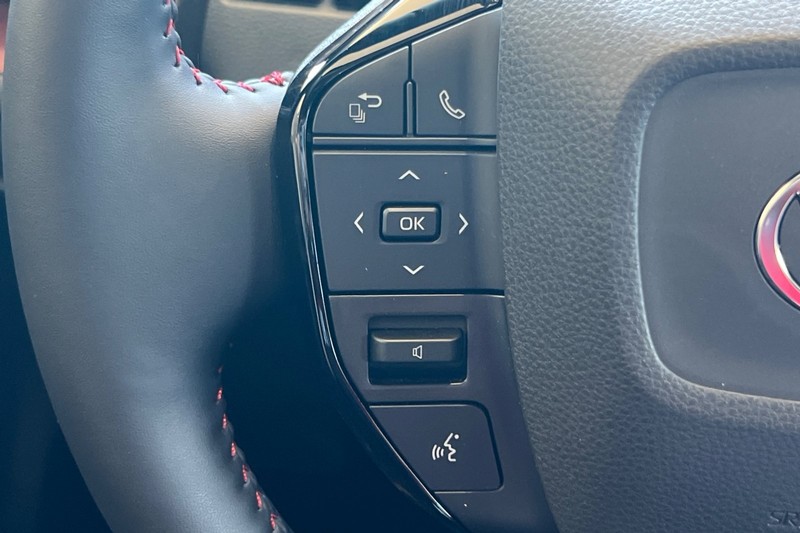 Toyota Prius Prime Vehicle Full-screen Gallery Image 36