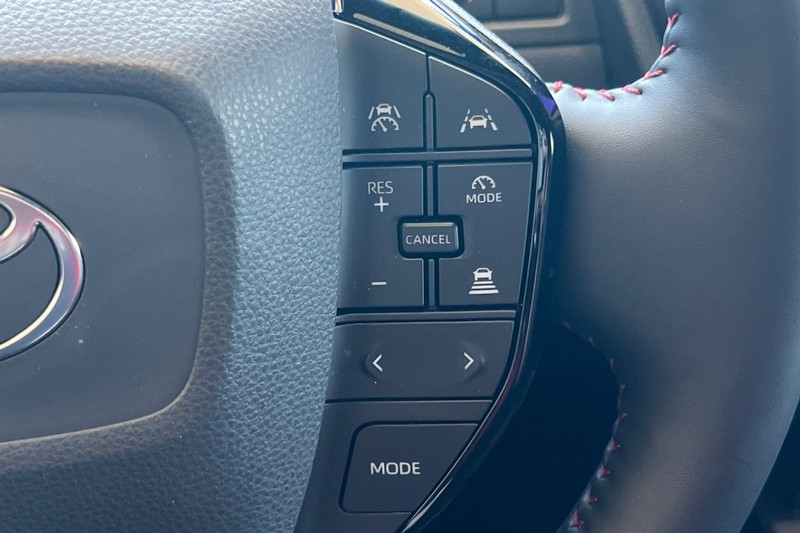 Toyota Prius Prime Vehicle Full-screen Gallery Image 38
