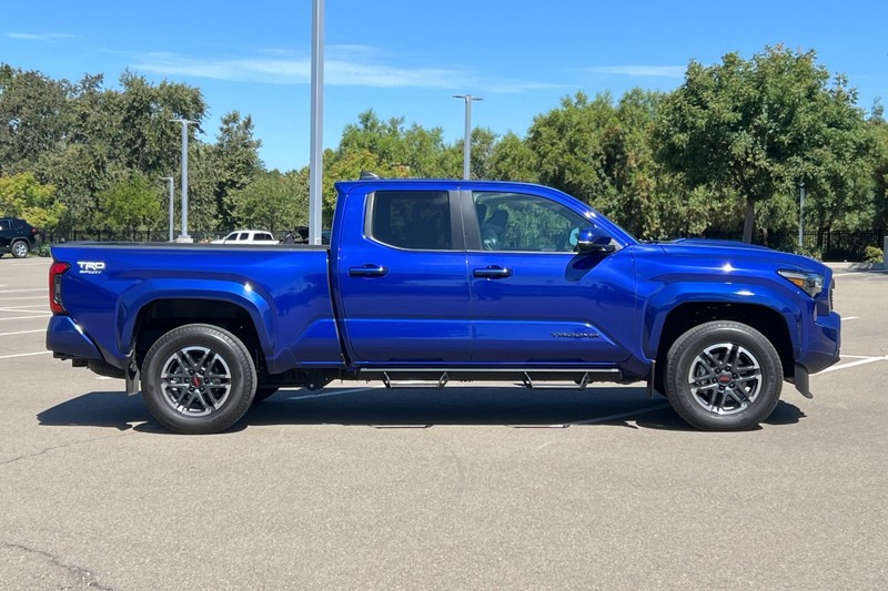 Toyota Tacoma 4WD Vehicle Full-screen Gallery Image 03