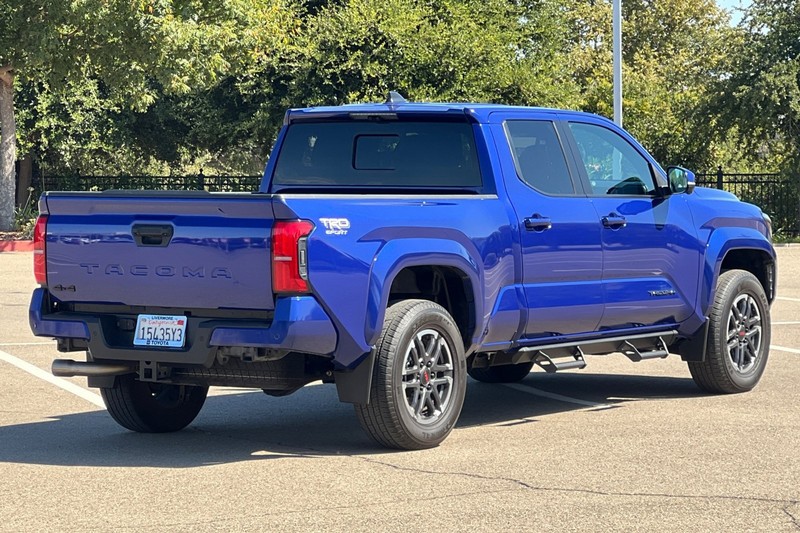 Toyota Tacoma 4WD Vehicle Full-screen Gallery Image 04