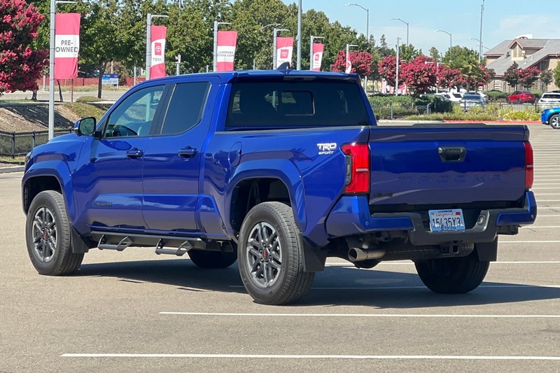 Toyota Tacoma 4WD Vehicle Full-screen Gallery Image 06