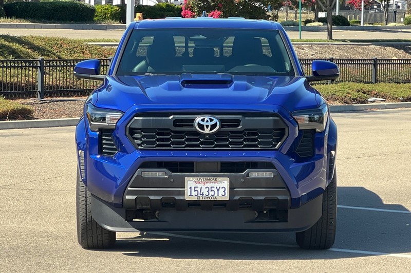 Toyota Tacoma 4WD Vehicle Full-screen Gallery Image 09