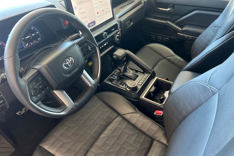 Toyota Tacoma 4WD Vehicle Full-screen Gallery Image 10