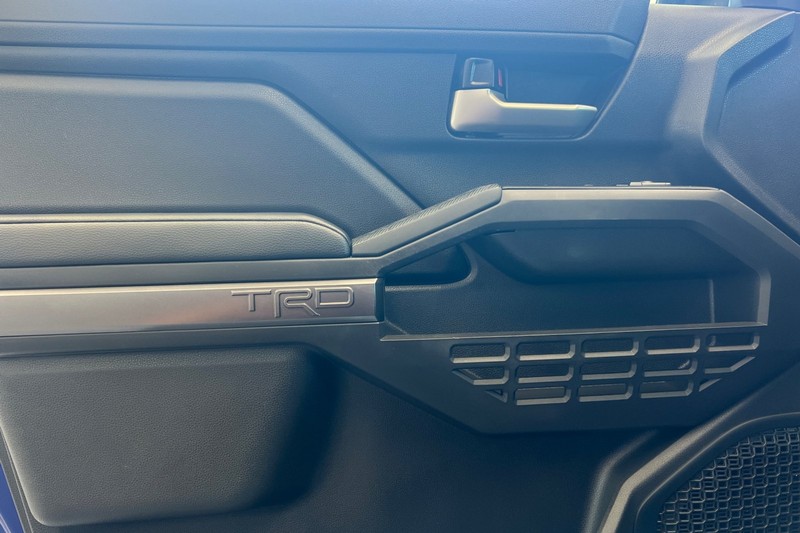 Toyota Tacoma 4WD Vehicle Full-screen Gallery Image 11