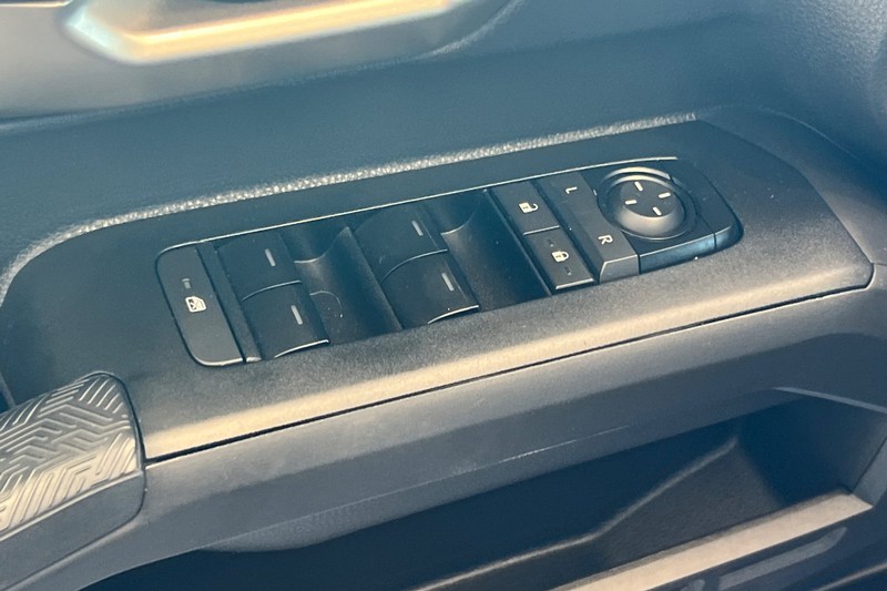 Toyota Tacoma 4WD Vehicle Full-screen Gallery Image 12
