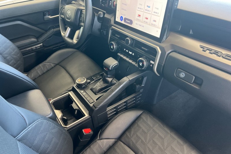 Toyota Tacoma 4WD Vehicle Full-screen Gallery Image 18