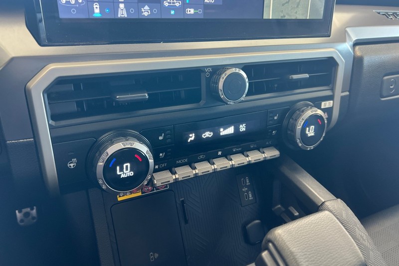 Toyota Tacoma 4WD Vehicle Full-screen Gallery Image 27