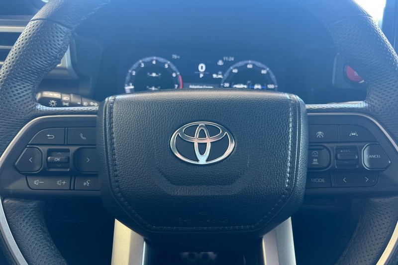 Toyota Tacoma 4WD Vehicle Full-screen Gallery Image 35