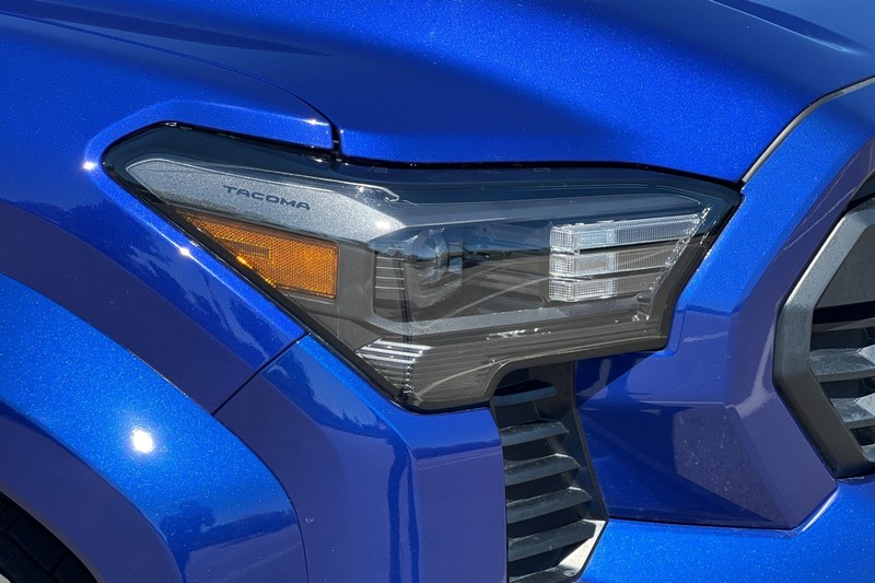 Toyota Tacoma 4WD Vehicle Full-screen Gallery Image 46