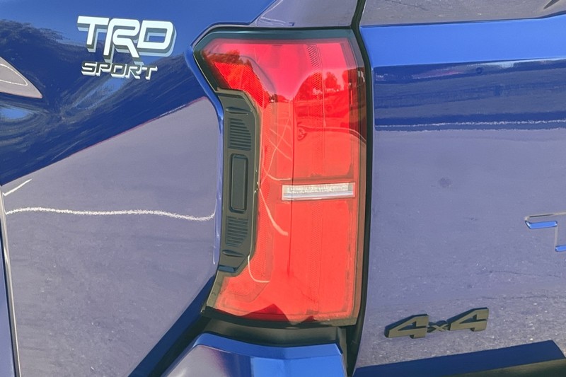 Toyota Tacoma 4WD Vehicle Full-screen Gallery Image 48